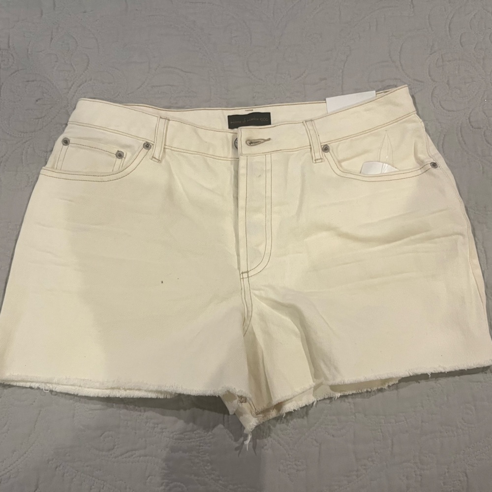 NWT House of Harlow 1960 Cream Distressed High Rise
Mom Shorts Raw Hem Size 29